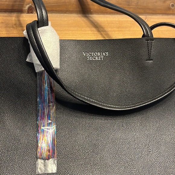 Brand new VS travel bag - Picture 2 of 14